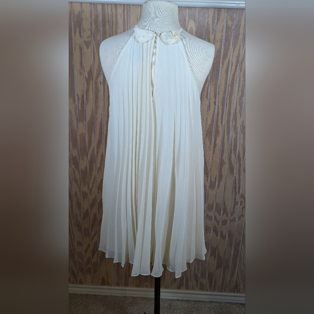 NWOT Cream White Pleated Halter Dress with Flower Detailing at Neckline Size 6 - Picture 10 of 12